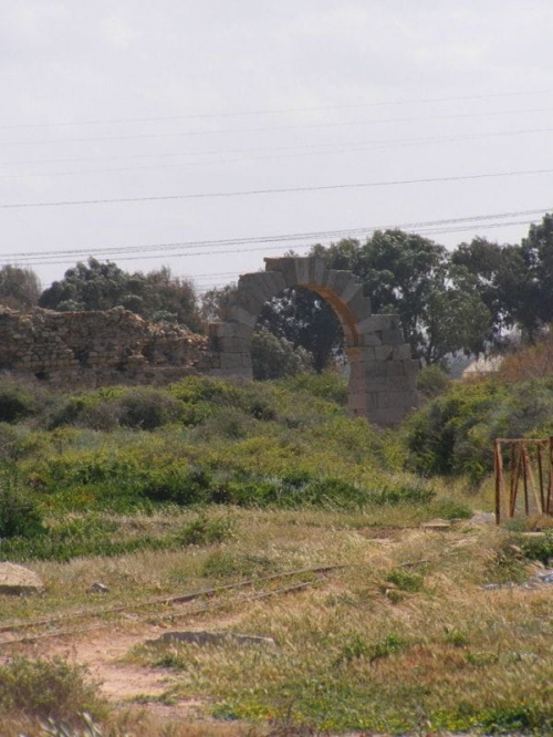 Leptis Magna (Lubda) - tory kolejowe wybudowane przez Włochów w celu wywiezienia zabytków z Libii