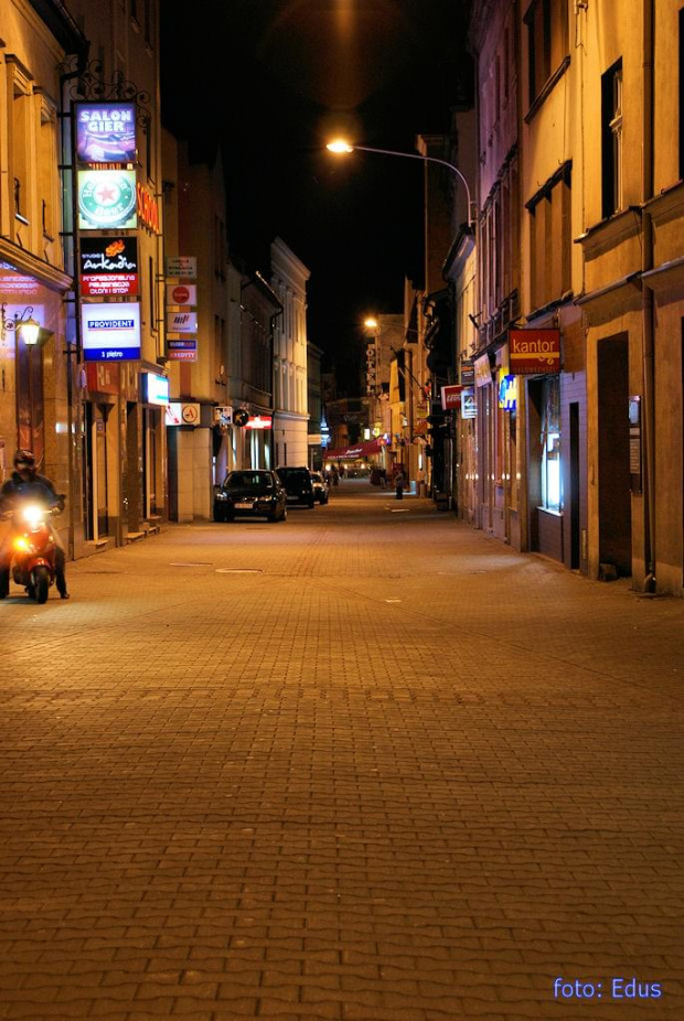 Pustą uliczką na rynek.