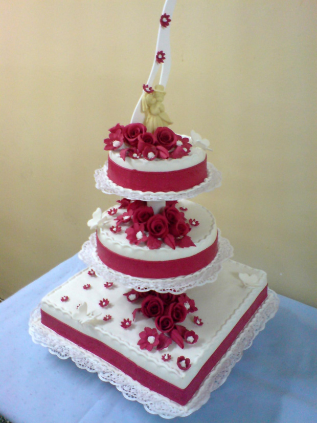 Tort weselny biało- bordowy #wesele #tort #impreza #kościół
