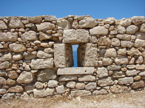 zabytki Rethimnon - okienko strzelnicze w murach fortecy #ZabytkiRethimnonu #Kreta #fontanna #forteca