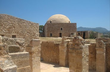 zabytki Rethimnon - wenecka Fortezza, w niej meczet, katolickia kaplica pod wezwaniem sw. Sfirydona #ZabytkiRethimnonu #Kreta #fontanna #forteca
