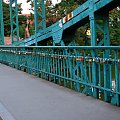 jest we Wrocku taki mostek, na którym zamyka się kłódki i wyrzuca klucz do Odry, podobno to ma symbolizować związek na zawsze :)) (ciekawe ilu się pokłóciło przy zamykaniu tej kłódki)