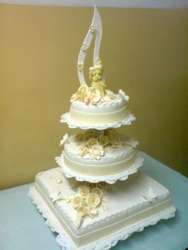 Tort biało - ekrii z podstawą kwadratową 8 kg #wesele #tort #impreza #kościół