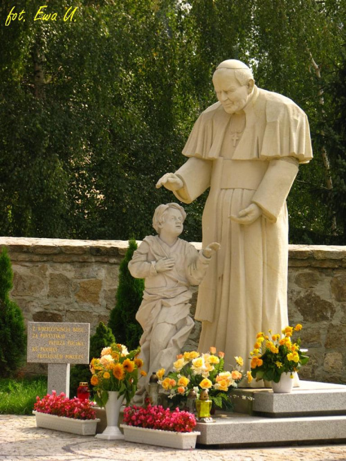 pomnik papieża w Kalwarii Strzelińskiej