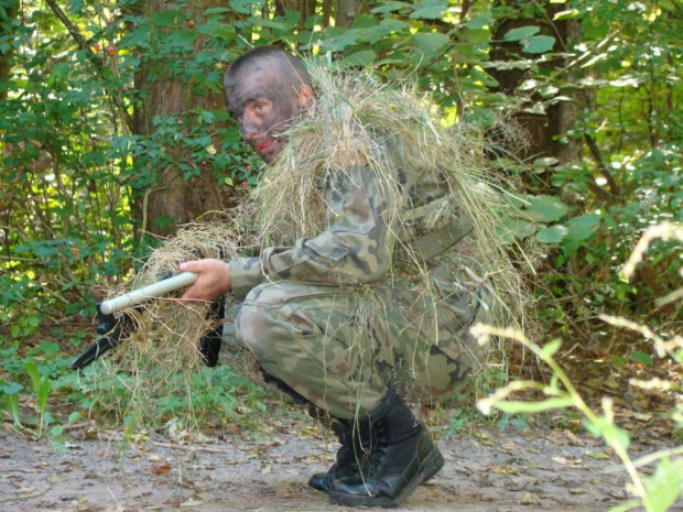 Technice maskowania poświęcone zostały ćwiczenia terenowe podchorążych prowadzone przez kapitana Dariusza Sprawkę #Sobieszyn #Brzozowa