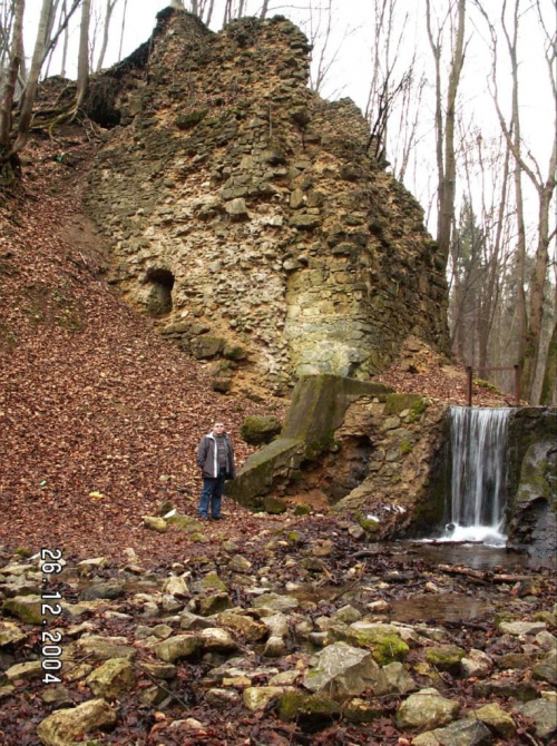 Zdjęcie historyczne. Nieużywane już mury klasztoru w Czernej