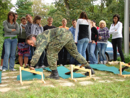 Po krótkim przeszkoleniu klasa wojskowa przystąpiła do strzelania.... Najlepszy wynik....- poszukajcie- sami się zdziwicie ;-) #Sobieszyn #Brzozowa #KlasaWojskowa #Strzelanie