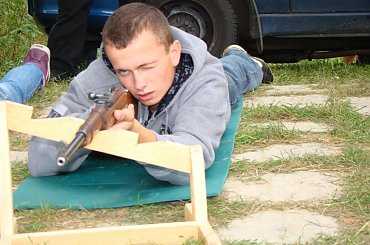 Po krótkim przeszkoleniu klasa wojskowa przystąpiła do strzelania.... Najlepszy wynik....- poszukajcie- sami się zdziwicie ;-) #Sobieszyn #Brzozowa #KlasaWojskowa #Strzelanie