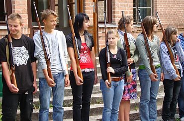 Po krótkim przeszkoleniu klasa wojskowa przystąpiła do strzelania.... Najlepszy wynik....- poszukajcie- sami się zdziwicie ;-) #Sobieszyn #Brzozowa #KlasaWojskowa #Strzelanie