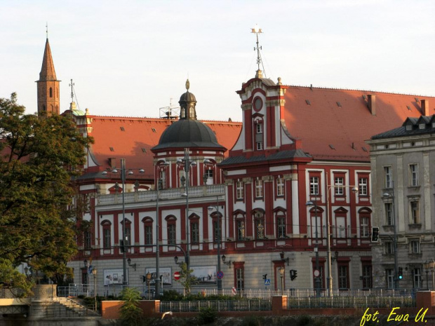 lubie tą czerwoną kamienicę, ładnie to odnowili