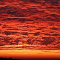 Dzień dobry wszystkim! Dzisiaj słoneczko przywitało mnie lawą w chmurach! Ciekawe jak to dzisiaj będzie na fotosiku? :| #WschódSłońca #chmury #płomień #lawa