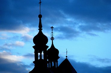 Wieże klasztoru o. Bernardynów w Leżajsku, woj. podkarpackie #Klasztor #bernardyni #lezajsk #leżajsk #niebo #zachód #słońce #słońca #błękit #nieba #krajobraz