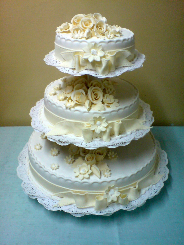 10 kg tort Biało- Ekrii z kokardą na boku #wesele #tort #kościół #kokarda