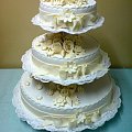 10 kg tort Biało- Ekrii z kokardą na boku #wesele #tort #kościół #kokarda