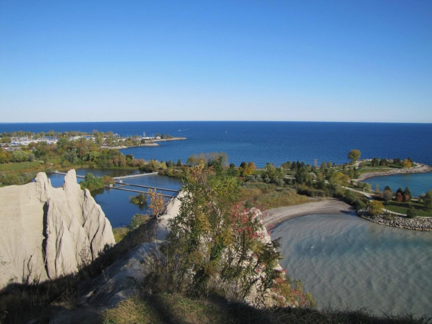 jezioro Ontario - widok z gory na sztucznie zbudowane polwyspy spacerowe i port jahtowy #JezioroOntario #Toronto #Canada
