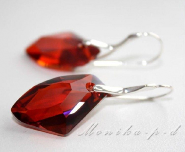 655. SWAROVSKI duze kryształy Galactic Red magma - kolczyki 4,5cm
kryształy o długosci 27mm
wykonczenie - srebro