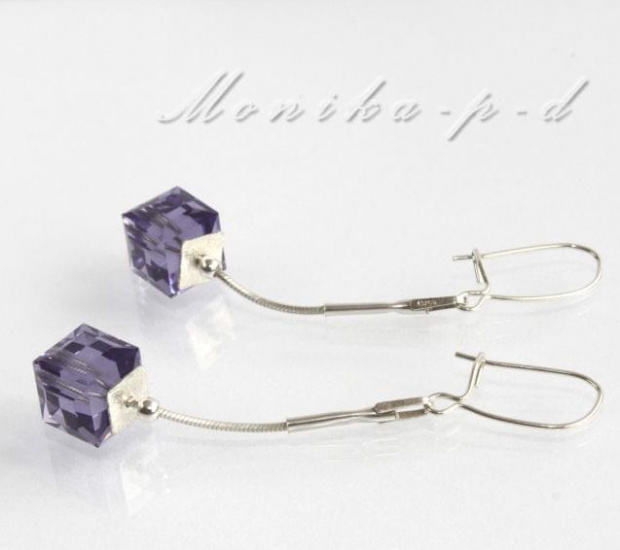 689. SWAROVSKI Cube Purple Velvet na żmijce - kolczyki 5cm
Kryształy w kształcie oszlifowanych kostek (odcien na zywo nieco cieplejszy niz na zdjeciu)
Ozdobne kwadratowe płytki
Całość wykończenia - srebro