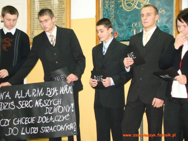 19 listopada 2009 młodzież pod kierunkiem Jadwigi Nowaczek zaprezentowała apel o tematyce alkoholowej #Sobieszyn #Brzozowa