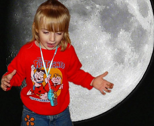 Konstancja na tle księżyca bliskiego pełni. #dzieci #księżyc
