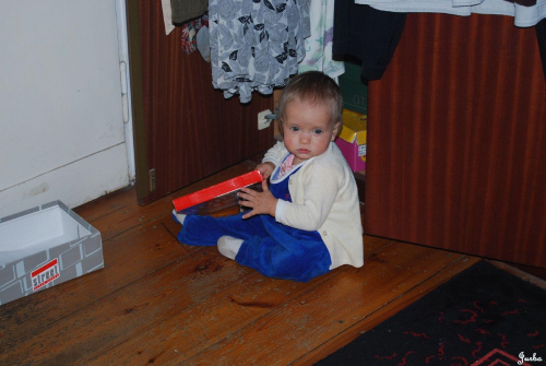 Poznań 2009-10-24 Przydałoby się zrobić jakiś mały "porządek" w tej szafie. #Ludzie #Rodzina #Dzieci #Wnuczka