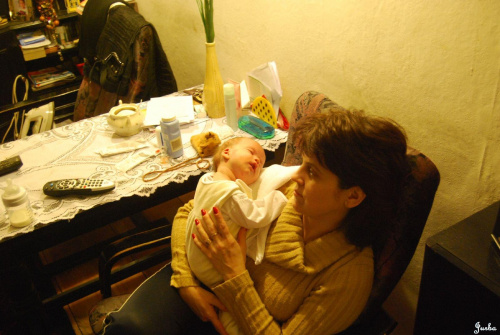 Poznań 2009-02-10 Ewelina z babcią. Ma już ponad 5 tygodni #Ludzie #Rodzina #Dzieci #Wnuczka