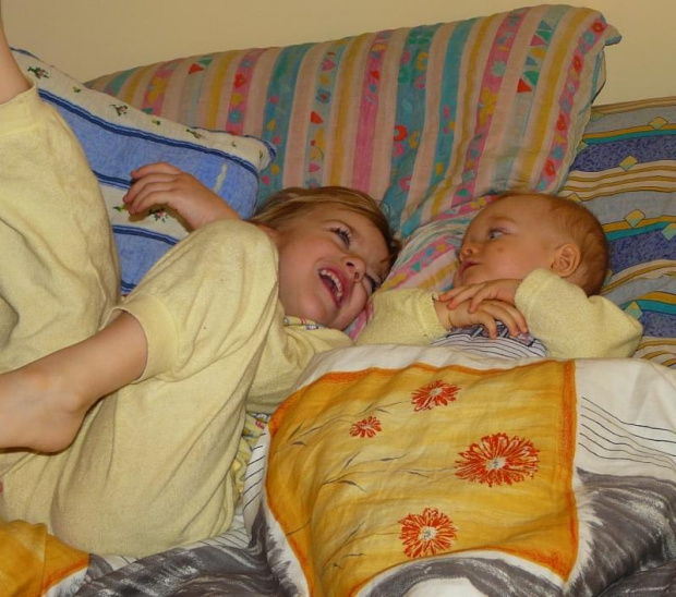 Zabawy siostry i brata. #dzieci #niemowlęta
