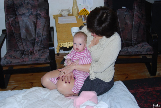 Poznań 2009-04-15 Znowu u babci na kolanach. #Ludzie #Rodzina #Dzieci #Wnuczka