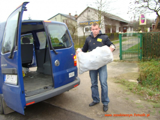 W sobotę 5 grudnia 2009 r. młodzież i nauczyciele ZS w Sobieszynie przeprowadzili na terenie Gminy Ułęż zbiórkę ziemiopłodów na potrzeby Akcji Pomóż Dzieciom Przetrwać Zimę #Sobieszyn #Brzozowa #PomóżDzieciomPrzetrwaćZimę