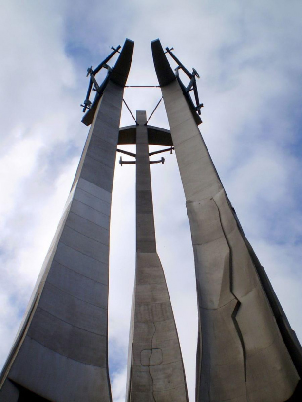 Pomnik Poległych Stoczniowców 1970 . Cały monument waży 139 ton .