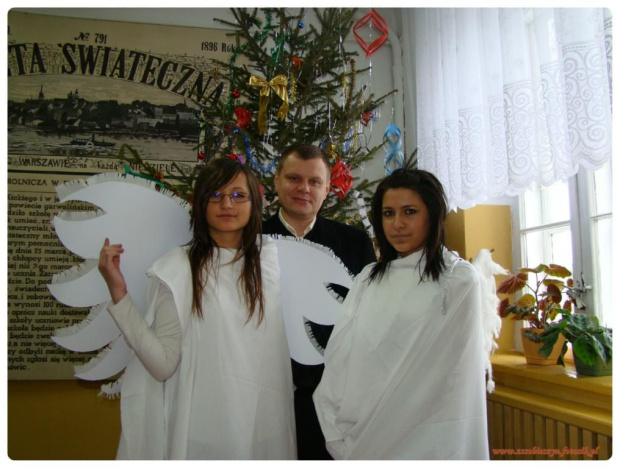 A kto wie czy za rogiem nie stoją Anioł z Bogiem....
Najlepsze życzenia z okazji Świąt Bożego Narodzenia i Nowego 2010 roku #Sobieszyn #Brzozowa