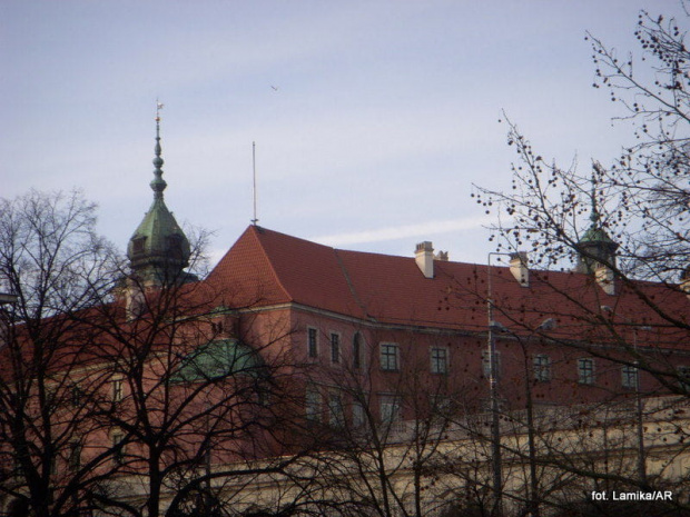 Mariensztat - widok z dołu na Zamek Królewski