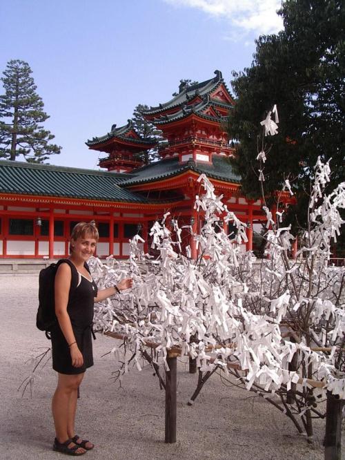 Kyomizudera-Kioto. Drzewo z tysiacami zyczen....
