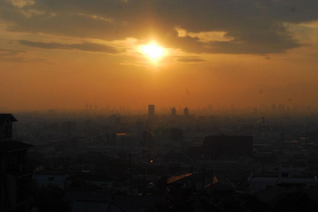 Zachod slonca nad Osaka. Zdjecie zrobione z pociagu.