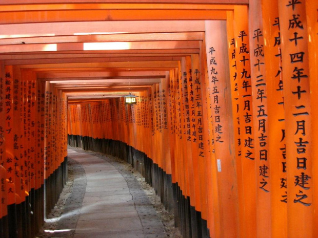 Tori-chram w Inari.Niedaleko Kioto.