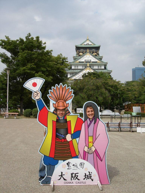 Osaka-jo.Zamek jednego z szogunow w Osace. Na zdheciu ja i Mitsunori (poznany w Korei Poludniowej)