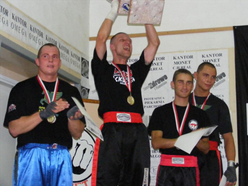 Grandchampiojn - semi contact bez podziału na kategorie wagowe: 1m Wojciech Niedzielski, 2m Karol Baranowski (obaj Duet Gdańsk), 3m Rafał Karcz (Fight Zone Wejherowo) oraz Marcin Wasilewski (Duet).
