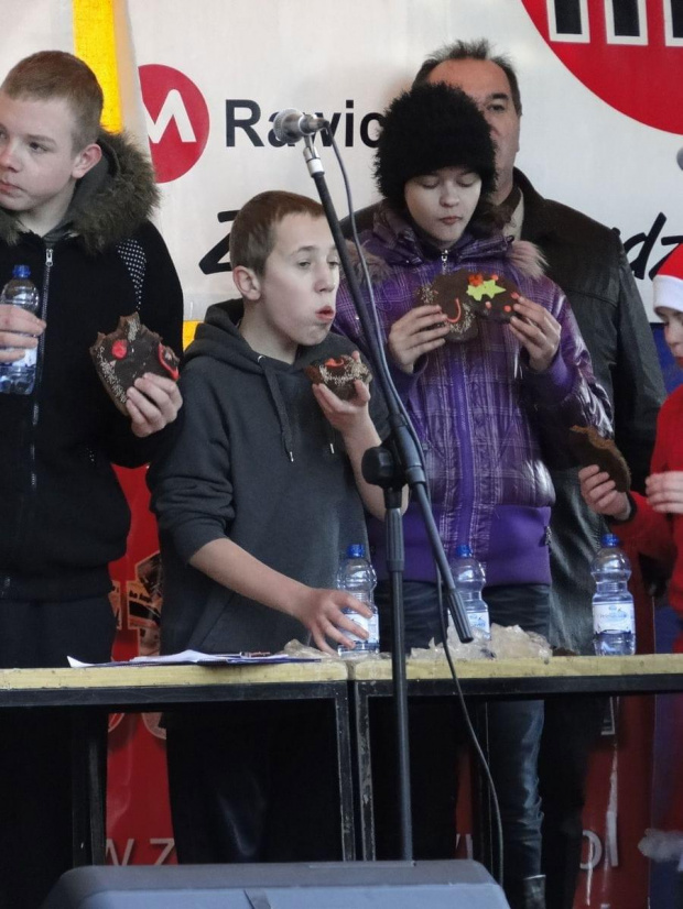 Konkurs jedzenia piernika na czas dla dzieci w trzech kategoriach wiekowych