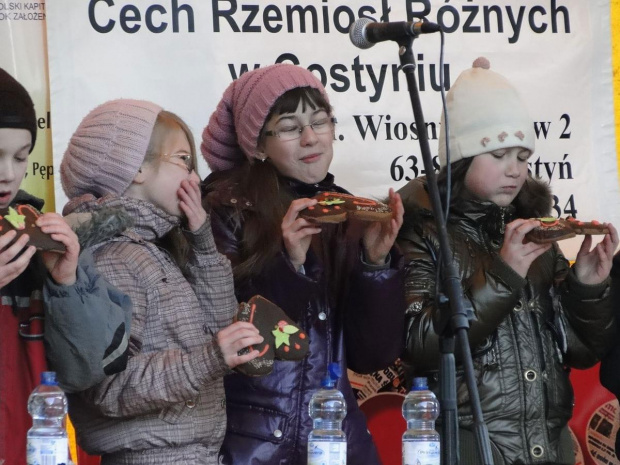 Konkurs jedzenia piernika na czas dla dzieci w trzech kategoriach wiekowych