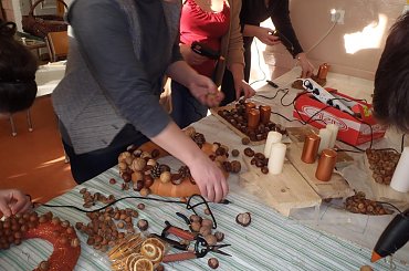 Trwają intensywne przygotowania ozdób świątecznych przygotowywanych pod kierunkiem Renaty Galas przez słuchaczy Studium Florystycznego- fot. Renata Galas #Sobieszyn #Brzozowa #RenataGalas