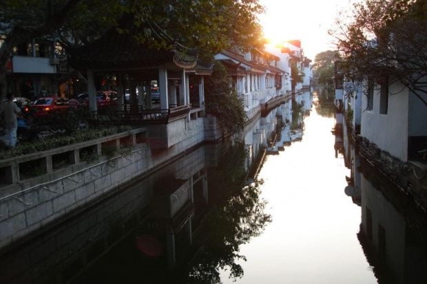 SUZHOU-WENECJA WSCHODU. Miasto polozone na zachod od Szanghaju, pelne kanalow i niskich zabudowan-bardzo romantyczne, ladne chinskie miasto:)