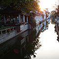 SUZHOU-WENECJA WSCHODU. Miasto polozone na zachod od Szanghaju, pelne kanalow i niskich zabudowan-bardzo romantyczne, ladne chinskie miasto:)