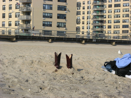 Październikowy spacer plażą... #ocean #plaza #mewy #ludzie #motyl