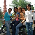 NIesamowite Wietnamki poznane rok temu w Moskwie! Spedzily ze mna cale 2 dni pokazujac miasto Hanoi. Na skuterkach jezdzilysmy po dzikich ulicach Wietnamu poznajac zycie w tej czesci WILD WILD ASIA.