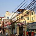 Ulice Hanoi to kable kable i jeszcze raz kable. Sa wszedzie!!! czasem sobie zwisaja prawie dotykajac ziemi...nikt sie o nie nie martwi chociaz nie wyglada to wszystko za bezpiecznie....