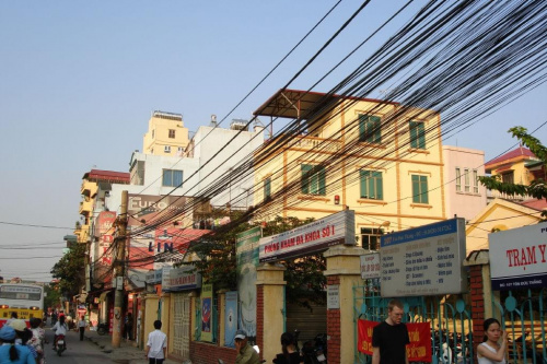 Ulice Hanoi to kable kable i jeszcze raz kable. Sa wszedzie!!! czasem sobie zwisaja prawie dotykajac ziemi...nikt sie o nie nie martwi chociaz nie wyglada to wszystko za bezpiecznie....