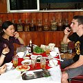 Popijamy krew weza...TO NIE JEST WINO;) w tle widac rozne rodzaje alkoholu z roznych zyjatek...glownie wezy i jaszczurek....