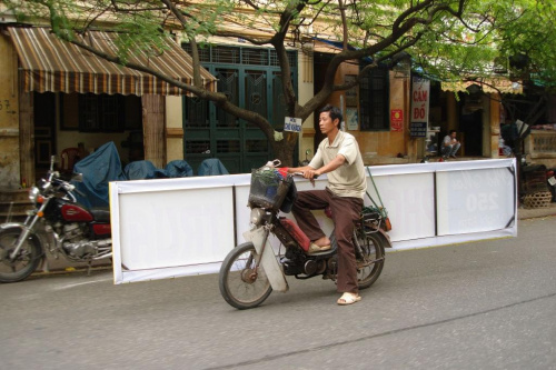 Wietnamczycy radza sobie z transportem nawet duzych rzeczy znakomicie:)))