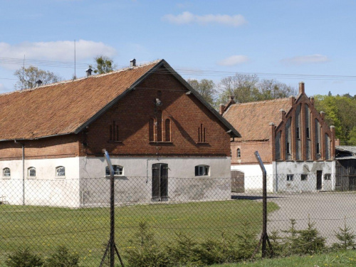 Park i pałac w Łężanach - zabudowania gospodarcze