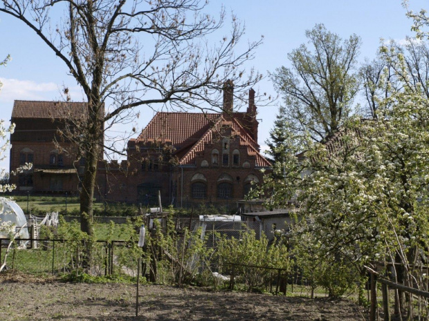 Park i pałac w Łężanach - zabudowania gospodarcze