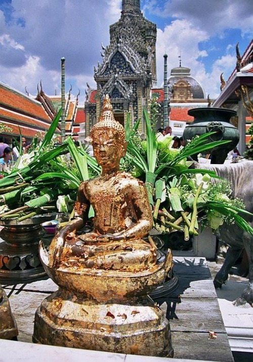 Posążek Buddy oblepiony listakami złota #Tajlandia #Bangkok